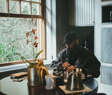 Barista preparando café